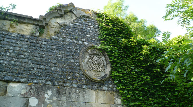 Muntham Court - Monogrammed wall (744)